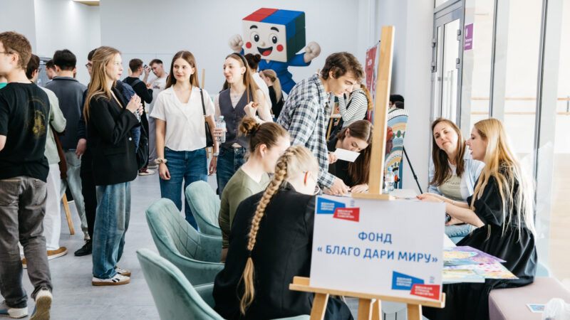 13 мая 2026 Выставка работ участников фестиваля «Мир рисует счастье» собрала активную молодежь столицы