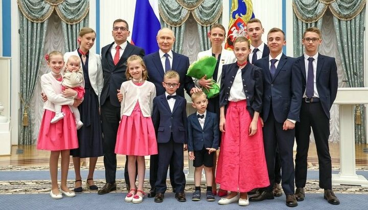 1 июня 2026 Президент России вручил высшие награды семье Сорлин за воспитание десятерых детей
